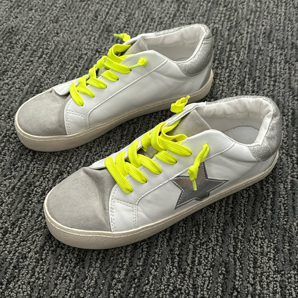 Madden girl sneaker